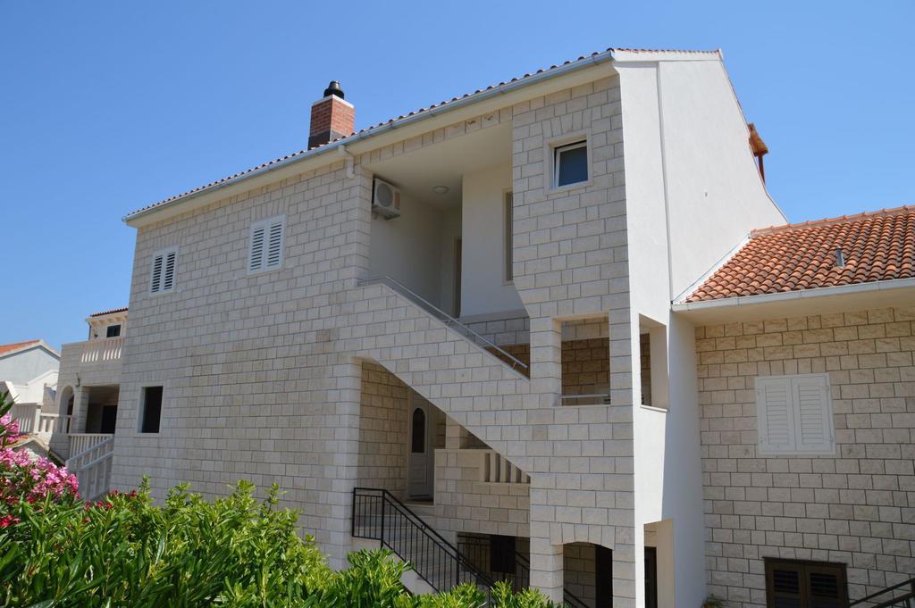 Apartments Biserka Бол Екстериор снимка
