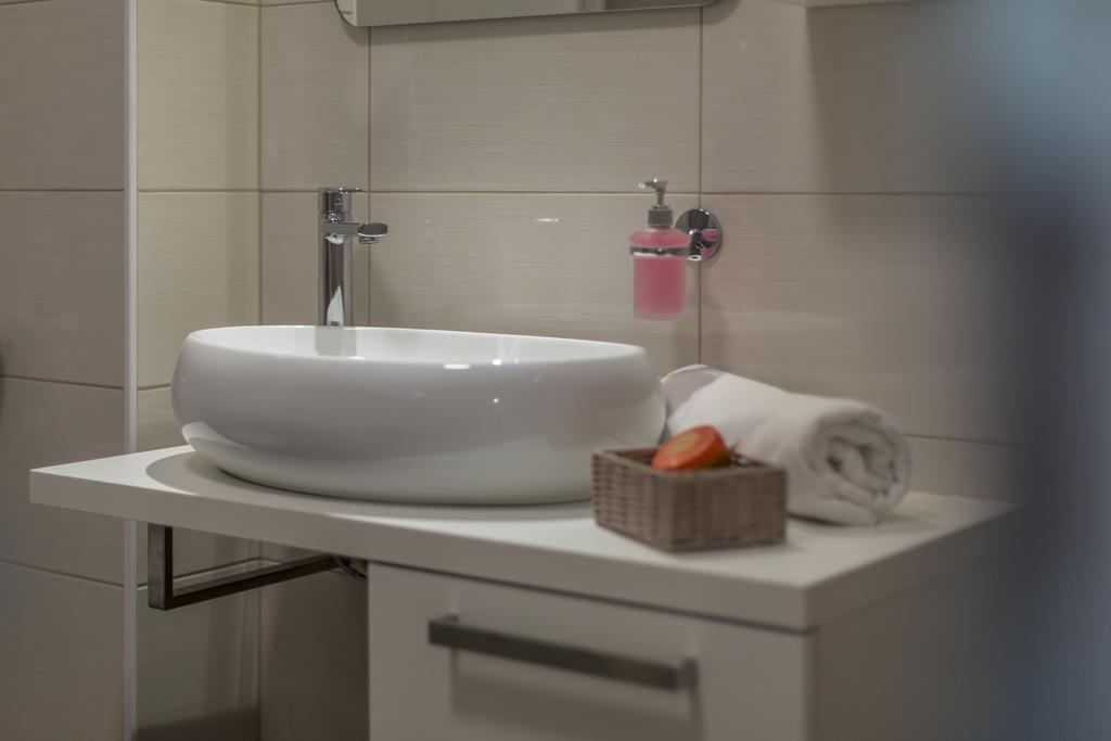 Apartments Biserka Бол Екстериор снимка