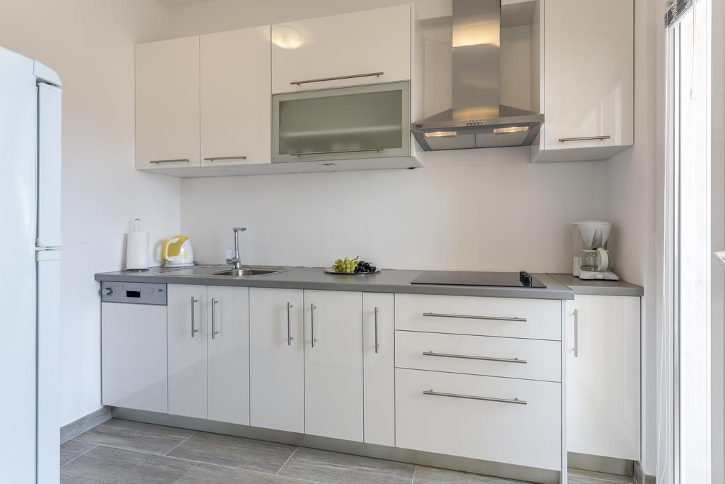 Apartments Biserka Бол Екстериор снимка