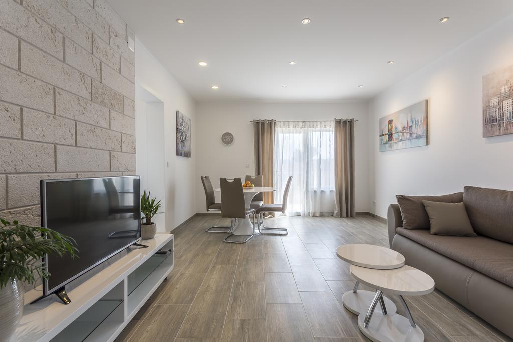 Apartments Biserka Бол Екстериор снимка