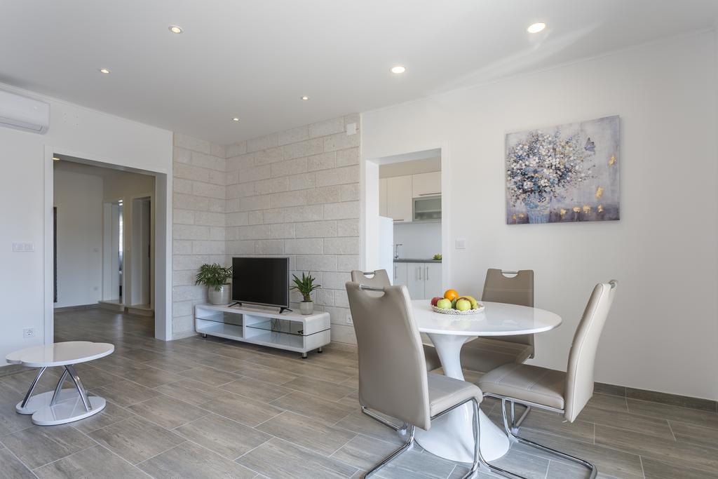 Apartments Biserka Бол Екстериор снимка