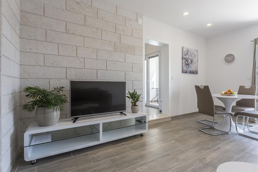 Apartments Biserka Бол Екстериор снимка