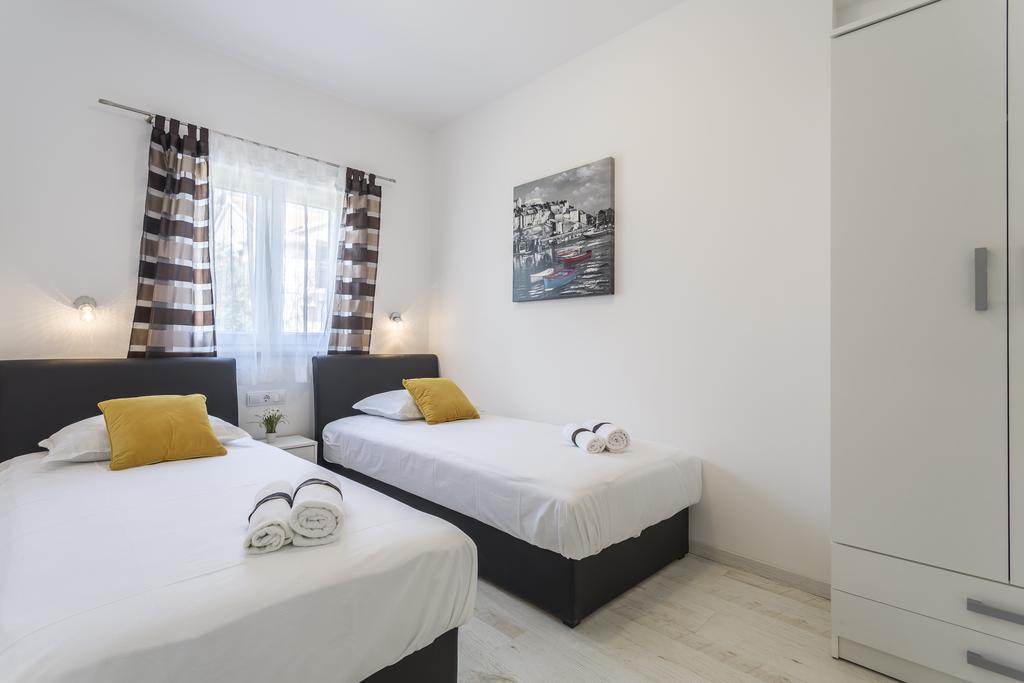 Apartments Biserka Бол Екстериор снимка